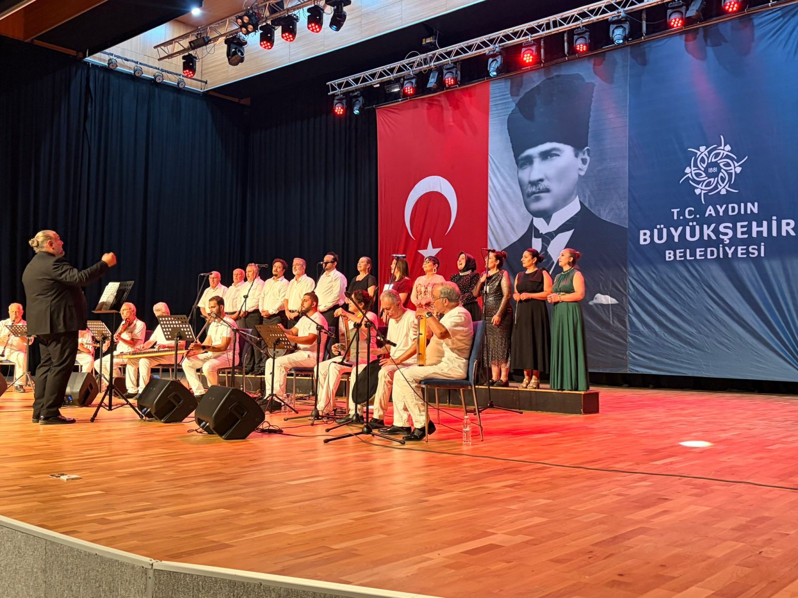 BAŞKAN ÇERÇİOĞLU DİDİM’DE VATANDAŞLARI TÜRK SANAT MÜZİĞİ KOROSU KONSERİ İLE BULUŞTURDU