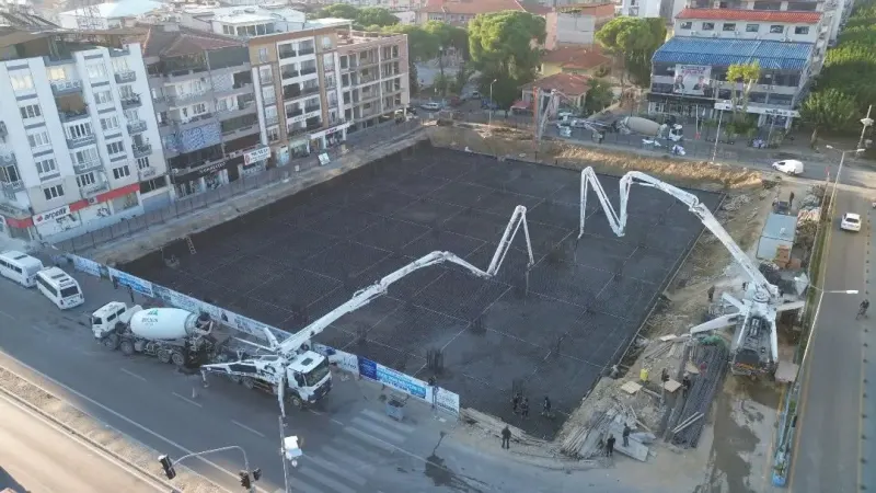 İncirliova’da Yeni Cumhuriyet Meydanı ve Yeraltı Otoparkı Projesi’nde temel betonuna geçildi