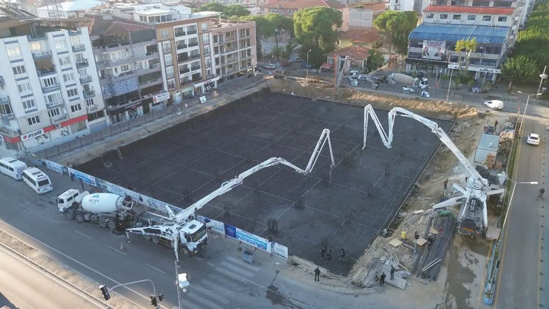 İncirliova’da Yeni Cumhuriyet Meydanı ve Yeraltı Otoparkı Projesi’nde temel betonuna geçildi