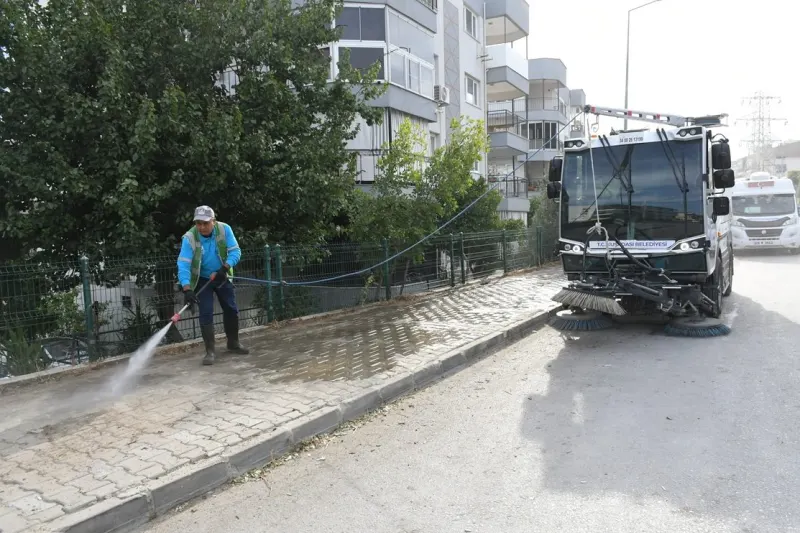 KUŞADASI’NIN “KÜÇÜK DEV”İ KENTİN HER NOKTASINI TERTEMİZ YAPIYOR