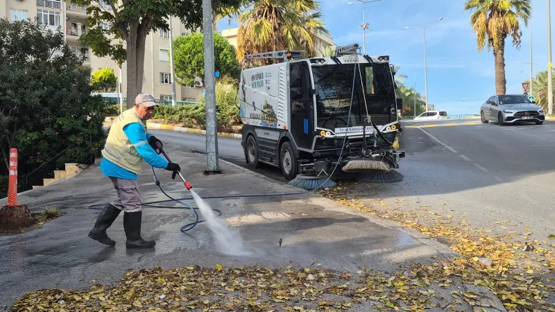 KUŞADASI’NDA TEMİZLİK MESAİSİ HIZ KESMEDEN SÜRÜYOR