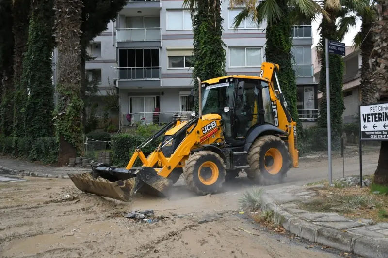 KUŞADASI’NDA FIRTINA SONRASI EKİPLER SAHAYA İNDİ