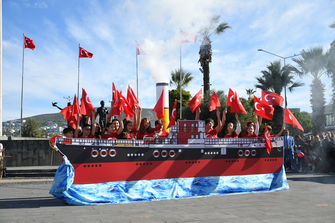 KUŞADASI’NDA CUMHURİYET COŞKUSU 103’ÜNCÜ YILINDA MEYDANLARA TAŞTI