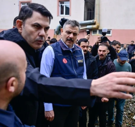 Çevre ve Şehircilik Bakanı Murat Kurum, sel felaketinin vurduğu Ayazağa’da sahaya inerek çalışmaları yerinde inceledi.