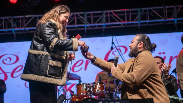 Kuşadası’nda Sevgililer Günü Evlenme Teklifiyle Taçlandı