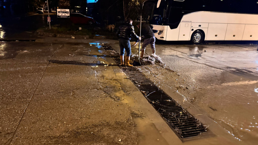Sarı Alarm Öncesi Teyakkuz: Kuşadası Belediyesi Ekipleri Yağmurun İlk Anından İtibaren Sahadaydı
