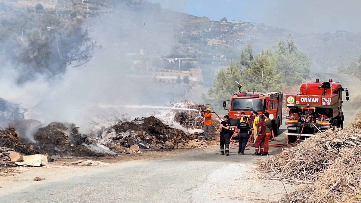 Antalya’da dere kenarına atılan çöpler yangın çıkardı