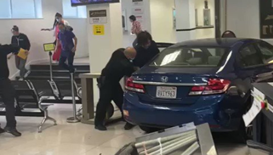 ABD’de konsolosluk binasına araçla girdi