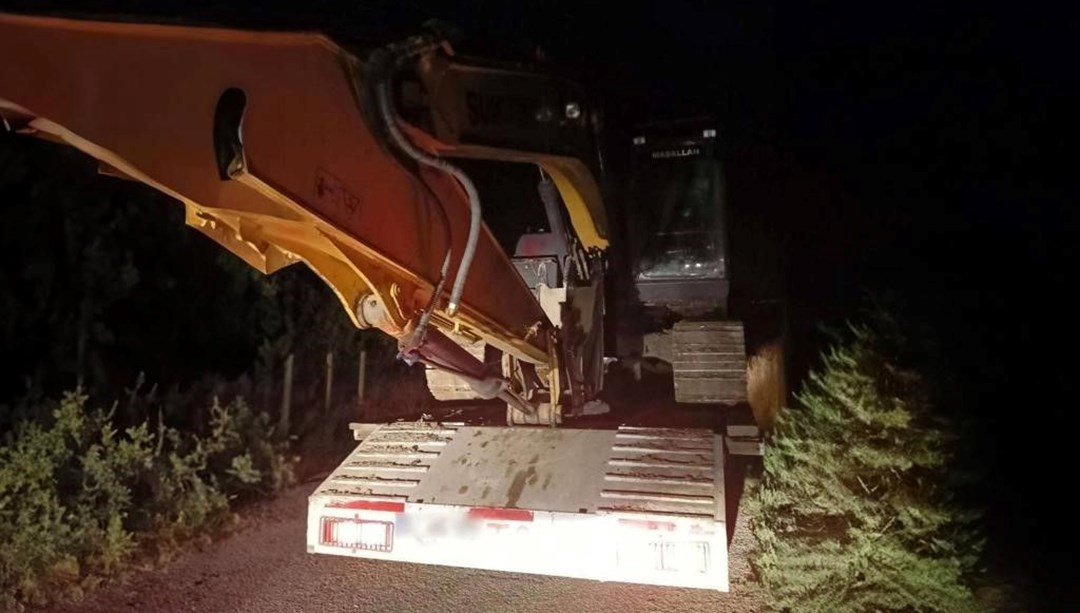Mersin’de kepçeyle kaçak kazı yapan 2 şüpheli suçüstü yakalandı