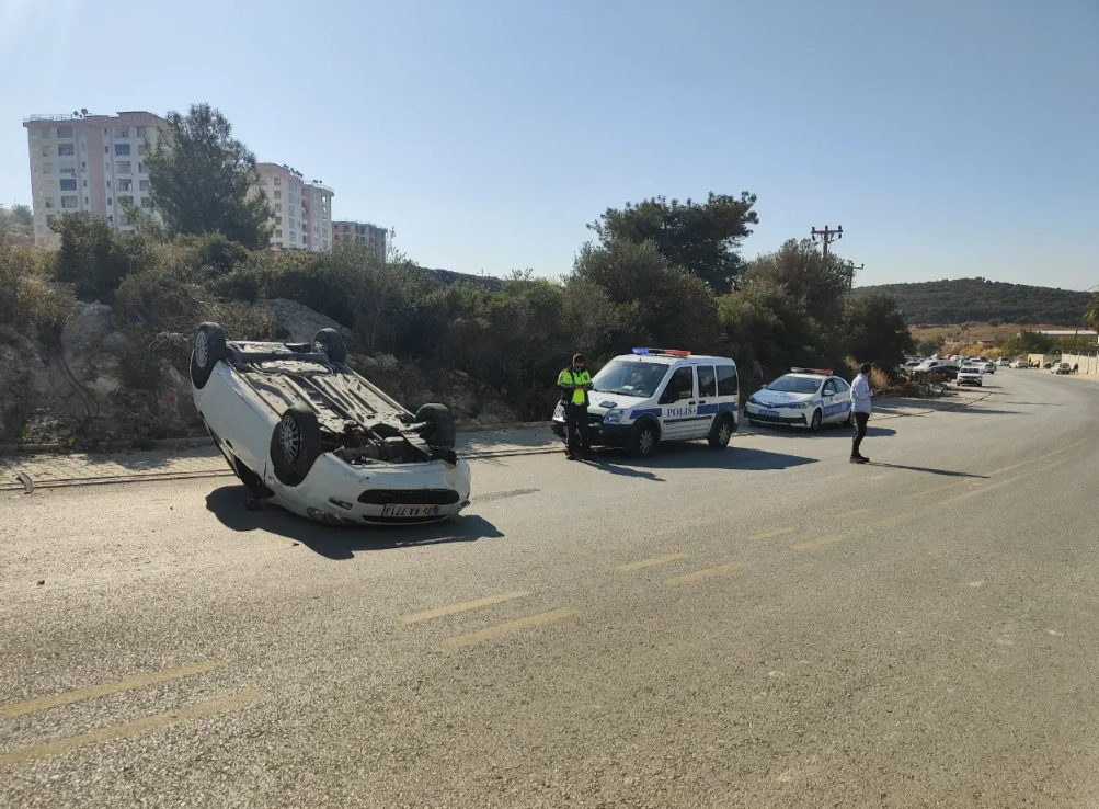 Kuşadası’nda Takla Atıp, Ters Dönen Otomobildeki Sürücü Yaralandı