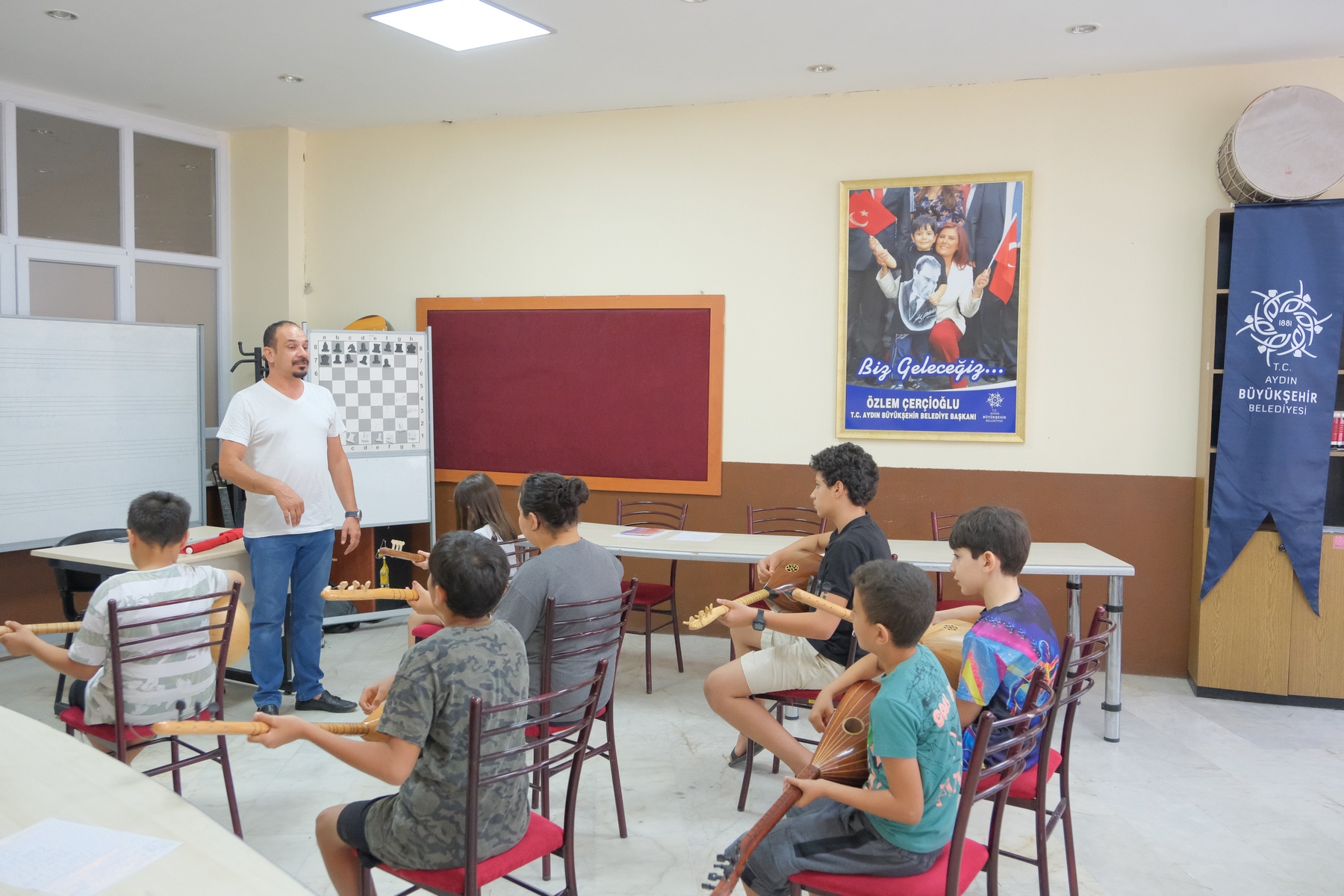 BAŞKAN ÇERÇİOĞLU’NDAN GENÇLERE KÜLTÜREL DESTEK: YAZ KURSLARIYLA BAĞLAMA ÖĞRENİYORLAR